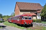 Am 1. August 2026 musste der Betrieb auf der Krebsbachtalbahn vorzeitig eingestellt werden. Grund hierfür waren die am 28. Juli festgestellten massiven Gleisverwerfungen, sodass die Strecke nicht mehr befahrbar war. Am 1. Mai war noch die dreiteilige Schienenbuseinheit des DB-Museums 998 896 + 998 257 + 798 652 bei Obergimpern unterwegs. (01.05.2026) <i>Foto: Zeno Pillmann</i>