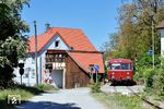 Die außergewöhnlich warme und trockene Witterung im Sommer 2026 führte zur Streckensperrung der Krebsbachtalbahn, da massive Gleisverwerfungen festgestellt wurden. Die erforderlichen Wiederherstellungsarbeiten können erst ab Oktober ausgeführt werden, da kurzfristig kein Unternehmen hierfür gefunden werden konnte. Im Mai 2026 fahren 998 896 + 998 257 + 798 652 als Sonderzug RB 39065 nach Hüffenhardt durch Obergimpern. (01.05.2026) <i>Foto: Zeno Pillmann</i>