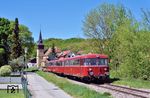 Die 17 km lange Strecke von Neckarbischofsheim Nord nach Hüffenhardt (Krebsbachtalbahn) gehört der Südwestdeutschen Verkehrs AG (SWEG). Nachdem der reguläre Personenverkehr am 31. Juli 2009 eingestellt wurde, wurde ab dem folgenden Jahr ein saisonaler Freizeitverkehr an Sonn- und Feiertagen mit historischen Triebwagen durchgeführt. 2026 begann der Ausflugsverkehr am 1. Mai mit der dreiteiligen Schienenbuseinheit des DB-Museums 998 896 + 998 257 + 798 652, die hier durch Untergimpern fährt. Der Sonderzugeinsatz sollte bis 4. Oktober 2026 dauern, endete aber wegen Gleisverwerfungen durch die andauernde Hitze vorzeitig am 1. August. (01.05.2026) <i>Foto: Zeno Pillmann</i>