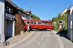 998 886 rollt über die Untere Kirchstraße in Obergimpern. Aufgrund der extremen Hitze Ende Juli war die Krebsbachtalbahn wegen einer Gleisverwerfung nicht mehr befahrbar und alle geplanten Fahrten mussten entfallen. (01.05.2026) <i>Foto: Zeno Pillmann</i>