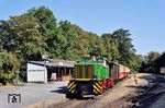 Für den 14. August 2026 hatte die Brohltalschmalspureisenbahn zu der Sonderveranstaltung „After Work Steam Tour“ geladen. Zum Abschluss des Tages sollte mit der Dampflok 11sm eine Sonderfahrt von Brohl nach Burgbrohl stattfinden. Obwohl die Dampflok bereits angeheizt war, entschied die Betriebsleitung zwei Stunden vor Fahrtbeginn nicht mit der Dampflok zu fahren, nachdem in der Nordeifel ein großflächiger Waldbrand entstanden war. Stattdessen übernahm Diesellok D 4 den Sonderzug, der hier im Bahnhof Brohl BE steht. (14.08.2026) <i>Foto: Zeno Pillmann</i>