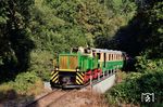 Statt der vorgesehenen Dampflok 11sm bespannte die 2025 aus der Schweiz zurückgeholte ehemalige Brohltalbahnlok D 4 wegen Waldbrandgefahr den Sonderzug Pz 51 "After Work Steam Tour", aufgenommen bei Schweppenburg. Als Wagen diente u.a. der VB 50, ein aus einem Benzoltriebwagen umgebauter Beiwagen. (14.08.2026) <i>Foto: Zeno Pillmann</i>