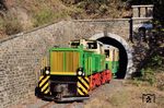 Der Dampflokersatz D 4 am Burgbrohler Tunnel. Nachdem in der Nordeifel ein großflächiger Waldbrand entstanden war, und auch im Bereich des Brohltals die langanhaltende Hitze die Wälder und Wiesen ausgedörrt hatte, entschied man sich für den Diesellokeinsatz. Zwar wäre der Einsatz der Dampflok möglich gewesen, doch hätte es längs der Strecke einen Brand gegeben, wären nicht nur die negativen Folgen für den Bahnbetrieb massiv gewesen. (14.08.2026) <i>Foto: Zeno Pillmann</i>