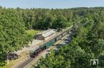 99 4802 mit P 108 nach Lauterbach am Haltepunkt Phillipshagen mit der ehemaligen Gaststätte Tannenheim. (13.07.2026) <i>Foto: Joachim Schmidt</i>