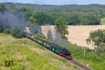 In den Sommermonaten sind die offenen Aussichtswagen der Rügenschen BäderBahn (RüBB) bei den Fahrgästen besonders beliebt, auch wenn es ab und zu kleine Kohlenstücke regnet. Von den luftigen Beförderungsmitteln besitzt die RüBB drei Wagen. 99 4802 ist mit P 110 nach Lauterbach in der Steigung vor Garftitz unterwegs. (15.07.2026) <i>Foto: Joachim Schmidt</i>