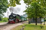 99 1784 ist mit P 102 nach Binz in Garftitz angekommen. Seit 2008 ist die Lok bei der Rügenschen BäderBahn (RüBB) im Einsatz. Mit den anderen 99 1781, 99 1782 und 99 1783 stehen seit Oktober 2025 erstmalig seit langer Zeit wieder alle vier Lokomotiven der Baureihe 99.77 auf Rügen betriebsfähig zur Verfügung. (17.07.2026) <i>Foto: Joachim Schmidt</i>