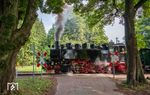 99 1784 mit P 102 beim Halt in Garftitz. Garftitz liegt am Niederungsrand zum Neuensiener See und gehört zur Gemeinde Lancken-Granitz. Der Haltepunkt ist auch Ausgangspunkt für einen Spaziergang zum Jagdschloss Granitz. (17.07.2026) <i>Foto: Joachim Schmidt</i>