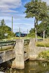 Ein ungewöhnlicher Blick auf den zwischen Duvenstedt und Owschlag vorbeifahrenden 526 037 als RE 11912 nach Husum mit der Sorgebrücke und dem Bü Owschlager Moor. (23.07.2026) <i>Foto: Thorsten Eichhorn</i>