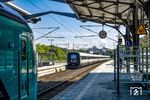 Als Ersatz für den ausgefallenen Talgo-ECE 13464 übernahm "Gumminase" 5279 die Zugleistung und fährt hier durch den Bahnhof Rendsburg auf dem Weg nach København H. (25.07.2026) <i>Foto: Thorsten Eichhorn</i>