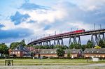 Seit Dezember 2025 verkehren lt. Pressemitteilung der DB "mit dem neuen Eurocity des Herstellers Talgo (EC) die modernsten und innovativsten Züge der Dänischen Staatsbahn (DSB) zwischen Hamburg und Kopenhagen. Die aus 15 Wagen bestehenden Züge sind rund 209 Meter lang und bringen Fahrgästen ein Plus an Komfort dank neuer Ausstattungsmerkmale". Das lassen wir mal unkommentiert so stehen und erfreuen uns an dem Zug auf der Rendsburger Hochbrücke. (26.07.2026) <i>Foto: Thorsten Eichhorn</i>