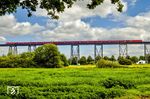Den 209 m langen Talgo-ECE komplett von der Seite aufs Foto zu bekommen ist auch auf der Rendsburger Hochbrücke nicht einfach. Am 7. August 2026 gelang es beim ECE 1196 mit zwei Loks der dänischen Reihe EB. (07.08.2026) <i>Foto: Thorsten Eichhorn</i>