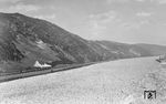Ja, das gab es tatsächlich auch. Im Februar 1956 erlebte Europa eine extreme Kältewelle mit Temperaturen unter -30 °C. Der Monat gilt als einer der kältesten der deutschen Wettergeschichte. Infolgedessen fror der Rhein an vielen Stellen komplett zu oder war von massiven Eisschollen (u.a. bei Bingen und Mainz) blockiert, sodass der Schiffsverkehr wochenlang ruhte. Carl Bellingrodt war auch zur Stelle und fotografierte 23 004 vom Bw Koblenz Mosel vor P 1038 (Koblenz - Wiesbaden - Frankfurt/M)  mit dem zugefrorenen Rhein gegenüber von Oberwesel. (02.1956) <i>Foto: Carl Bellingrodt</i>