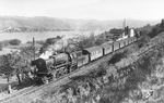 23 060 (Bw Mainz Hbf) aus der 5. Bauserie von Krupp (Baujahr 1955) mit DB-Logo an der Rauchkammertür vor N 1221 nach Koblenz bei Rhens. (27.09.1957) <i>Foto: Carl Bellingrodt</i>