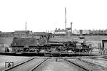36 201 vom Bw Nordhausen wendet auf der nördlichen Drehscheibe 3 im Bw Kassel Bahndreieck. Die Lok überlebte sogar als eine von wenigen P 4² den Zweiten Weltkrieg. Nach Einsätzen bei den Bw Seddin und Brandenburg Altstadt endete ihr außergewöhnlich langes Leben. Die 1904 von Henschel in Cassel gebaute Lok wurde nach 50 Jahren am 25.05.1954 ausgemustert. (1931) <i>Foto: Rudolf Kreutzer</i>