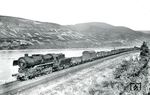 42 1886 vom Bw Bingerbrück mit einem Güterzug auf der Linken Rheinstrecke bei Niederheimbach. Bereits 1954 wurde die erst 10 Jahre alte Lok ausgemustert. Der Kesselzerknall der 42 1893 am 12. Oktober 1951 bei Cochem spielte dabei wohl auch eine Rolle. Die DB wollte sich auch wegen der Anfälligkeit von Kessel und Fahrwerk sowie des hohen Kohleverbrauchs der Baureihe schnellstmöglich von ihr trennen. (20.07.1949) <i>Foto: Carl Bellingrodt</i>