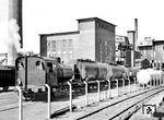 Eine Henschel-Werklok (Fabrik-Nr. 28397, Baujahr 1950) der Chemischen Fabrik Dr. Hugo Stoltzenberg rangiert im Hamburger Hafen am Tornesch Kai. Die chemische Fabrik beschäftigte sich nach eigener Darstellung mit der Herstellung und dem Umgang von „Ultragiften“ wie chemischen Kampfstoffen. Das Werk existierte von 1923 bis 1979 und war in zahlreiche Skandale verwickelt. (1950) <i>Foto: Werkfoto</i>