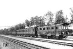 Die preußische EG "10207 HALLE" mit einem Versuchszug auf der Strecke Halle/S–Bitterfeld. Die 1913 in EG "505 Halle" umgezeichnete Lok stammt aus einer Serie von vier Elektrolokomotiven, die ebenfalls im Rahmen des Elektrifizierungsprogramms der Preußischen Staatseisenbahnen auf der Versuchsstrecke zwischen Bitterfeld und Dessau im Güterzugdienst erprobt wurden. Den mechanischen Teil der EG "502–505 Halle" fertigte die Firma Hanomag, während der elektrische Teil, insbesondere Motor und Steuerung, von jeweils einer anderen Firma gestellt wurde: der AEG (502), Felten & Guilleaume - Lahmeyer (503), BBC (504) und den Siemens-Schuckertwerken (505). Nach erfolgreichen Versuchsfahrten sollte EG 505 für einen vorgesehenen Stadtbahnbetrieb nach Berlin gehen, der aber wegen des Ausbruchs des Ersten Weltkriegs nicht verwirklicht wurde. Im April 1923 wurde EG 505 zum Bw Basel Bad Bf für den Betrieb auf der Wiesen- und Wehratalbahn umgesetzt. Dort lief die 1927 in E 70 05 umgezeichnete Lok noch bis zu ihrer Ausmusterung im Jahr 1930. (1911) <i>Foto: RVM-Archiv</i>
