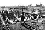 Das Ruhrgebiet galt während der NS-Zeit als „Waffenschmiede des Reiches“. Im Zweiten Weltkrieg wurde das Ruhrgebiet deshalb Ziel vielfacher Luftangriffe. Schon im Mai 1940 bombadierten britische Bomber mehrere Hydrierwerke zur Kohleverflüssigung in Oberhausen. Was von den Bombenzerstörungen verschont blieb, sprengte die Wehrmacht bei ihrem Rückzug im Frühjahr 1945. Dazu gehörten auch die Eisenbahnbrücken über den Rhein Herne-Kanal zwischen Oberhausen Hbf und Sterkrade. Die Sprengungen durch die Wehrmacht führten sogar dazu, dass der Rhein-Herne-Kanal leerlief. Das Foto zeigt den Zustand der Brücken im Jahr 1947. (1947) <i>Foto: RBD Essen</i>