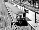 Am Bahnsteig des nicht für die Öffentlichkeit freigegebenen Haltepunktes Betriebsbahnhof Berlin-Schöneweide hat im Kriegsjahr 1942 ein S-Bahn-Vollzug der Baureihe ET/EB 167 gehalten. Das invers dargestellte Zielschild mit weißer Schrift auf grünem Grund verrät, dass er auf der Zuggruppe H Spandau—Grünau eingesetzt wird. Der am 15.11.1927 als Betriebshaltepunkt Niederschöneweide eröffnete Bahnsteig an den Vorortgleisen der Görlitzer Bahn entstand für den Personalverkehr (nicht für den öffentlichen Verkehr) zu dem nur fünf Wochen zuvor in Betrieb genommenen S-Bahn-Reichsbahnausbesserungswerk (Raw) Schöneweide. Nur zum Schichtwechsel hielten die Züge; ab 06.11.1928 im elektrischen Betrieb. Zum 06.10.1929 änderte man den Namen in Betriebsbahnhof Berlin-Schöneweide. Mit der Wiederaufnahme des S-Bahnverkehrs am 11.07.1945 war der Bahnsteig auch für die Öffentlichkeit freigegeben. Seit 13.12.2020 heißt die Station Johannisthal. (1942) <i>Foto: RVM (Ittenbach)</i>