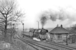 03 1010 fährt mit einem Intraflug-Sonderzug auf dem Weg von Weimar nach Saalfeld (Saale) durch Mellingen. Es war die erste Fahrt der Lok nach dem Rückbau auf Kohlefeuerung.  (28.02.1982) <i>Foto: Thomas Fischer</i>
