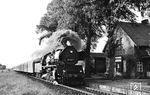 Pünktlich um 18.06 Uhr rollt 50 3642 (Bw Wittenberge, Est Parchim) mit P 15343 in den Haltepunkt Ruthenbeck in der Nähe der mecklenburgischen Kleinstadt Crivitz ein. Das Empfangsgebäude befindet sich heute in Privatbesitz. (08.09.1983) <i>Foto: Thomas Fischer</i>