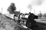 Im abendlichen Streiflicht beschleunigt 50 3642 den P 15343 nach Parchim aus dem Haltepunkt Ruthenbeck. Der Bahnübergang existiert weiterhin. Die damals noch mechanische Schranke wurde allerdings durch eine zugbediente Anlage ersetzt. (08.09.1983) <i>Foto: Thomas Fischer</i>