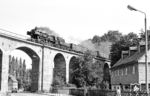 52 8069 hat mit Dg 54213 aus Schlauroth auf dem Viadukt in Ebersbach (Sa) sein Ziel fast erreicht. (21.08.1987) <i>Foto: Thomas Fischer</i>