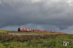 Totgesagte leben wohl tatsächlich länger: Auch im Sommer 2026 war die Baureihe 218 vor den Autozügen zwischen Niebüll und Westerland (Sylt) weiterhin unentbehrlich. Am Samstag, den 22. August, verkehrten sogar gleich zwei der fünf Umläufe mit 218. Den Anfang machten 218 832 und 218 385, die mit AS 1416 nach Westerland (Sylt) vor dunkler Wolkenkulisse soeben den Hindenburgdamm hinter sich gelassen haben. (22.08.2026) <i>Foto: Joachim Bügel</i>