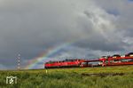 Obwohl Nachschüsse häufig verpönt sind, konnte man auf diese Regenbogenkulisse mit 218 832 und 218 385 am AS 1416 östlich von Morsum nicht verzichten. (22.08.2026) <i>Foto: Joachim Bügel</i>