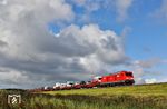 Beim Auftritt der 245 025 vor AS 1419 nach Niebüll hatte sich östlich von Morsum die Regenbogenkulisse bereits wieder verzogen. (22.08.2026) <i>Foto: Joachim Bügel</i>
