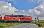 218 385 und 218 832 passieren kurz vor Morsum den Bahnübergang "Guartmuasem" (Großmorsum). (22.08.2026) <i>Foto: Joachim Bügel</i>