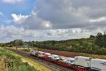 Östlich des Bahnhofs Morsum brummen 218 341 und 218 497 mit AS 1429 dem Hindenburgdamm entgegen. Der Lkw auf dem Autozug gehört der Nordfriesland Logistik, zuvor "Nordfriesische Verkehrsbetriebe AG" (NVAG), die Ende 2003 Insolvenz anmelden musste. Während die Nachfolgebahn als "Norddeutsche Eisenbahn Niebüll GmbH" (neg) firmiert, behielt die Straßenlogistiksparte den alten Namen NVAG. (22.08.2026) <i>Foto: Joachim Bügel</i>