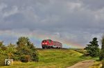 Regenbogen - die Zweite: Im passenden Augenblick erschien 218 453 mit RE 11016 nach Westerland (Sylt) unter dem farbigen Lichtband am Himmel östlich von Morsum. (22.08.2026) <i>Foto: Joachim Bügel</i>
