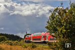 Vor dramatischer Wolkenkulisse erreicht 218 453 mit RE 11016 (Hamburg-Altona - Westerland/Sylt) die Insel Sylt bei Morsum. (22.08.2026) <i>Foto: Joachim Bügel</i>