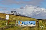 248 502 befördert den ICE 2310 (Tz 1815), der an diesem Tag aus Essen kam, auf dem Hindenburgdamm östlich von Morsum. Der Zug hatte nicht nur an diesem Tag eine Verspätung von einer Stunde. Dummerweise kann man nun die "alten Dieselloks" nicht mehr dafür verantwortlich machen. (22.08.2026) <i>Foto: Joachim Bügel</i>