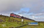 Bei der Vorbeifahrt der 218 832 und 218 385 vor dem AS 1442 nach Westerland (Sylt) auf dem Hindenburgdamm hatte sich die Sonne wieder verabschiedet. (22.08.2026) <i>Foto: Joachim Bügel</i>