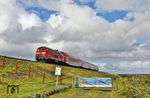 218 453 schiebt den RE 11079 nach Husum über den Hindenburgdamm bei Morsum. Warum genau ab diesem Punkt das Betreten der Gleisanlage (des Damms) lebengefährlich sein soll, erschließt sich auch nach längerem Nachdenken nicht. (22.08.2026) <i>Foto: Joachim Bügel</i>