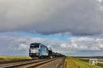 Regenbogen - die Dritte: Auch wenn man genau hinschauen muss, befindet sich tatsächlich links im Bild erneut ein schwacher Regenbogen. 247 909 der Railroad Development Corporation (RDC) fährt mit DPF 28920 über den Hindenburgdamm und wird in Kürze Sylt erreichen. (22.08.2026) <i>Foto: Joachim Bügel</i>
