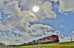 Im Gegenlicht geht es für 245 023 vor AS 1449 nach Niebüll über den Hindenburgdamm. Für viele Eisenbahnfotografen sind solche Fotos immer noch ein No-Go, denn dort gilt immer noch der Grundsatz "Blende 8 – die Sonne lacht" (im Rücken). Bestenfalls nutzt man noch die Zeit rund um den Sonnenauf- oder untergang. Unter keinen Umständen dürfen bei hochstehendem Sonnenstand Gegenlichtfotos gemacht werden. Dennoch entstehen mitunter so die stimmungsvollsten Fotos. (22.08.2026) <i>Foto: Joachim Bügel</i>