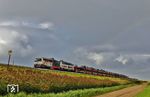 218 497 und 218 341 nähern sich mit AS 1448 aus Niebüll bei Morsum dem Ende des Hindenburgdamms. Der Regenbogen ist nur noch als schwache Silhouette im Himmel zu erkennen. (22.08.2026) <i>Foto: Joachim Bügel</i>