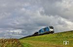 247 908 mit DPF 28922 nach Westerland (Sylt) am Ende des Hindenburgdamms bei Morsum. Die Gemeinde Sylt hat sich übrigens kurz vor der Feier zum 100-jährigen Bestehen des Hindenburgdamm von dem traditionsreichen Namen verabschiedet. Die Bahnverbindung soll künftig „Syltdamm“ heißen. Das Ganze erinnert leidlich an einen US-Präsidenten, der per Dekrekt einfach Ozeane, Berggipfel oder Seen nach eigenem Gusto umbenennt. (22.08.2026) <i>Foto: Joachim Bügel</i>