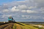 Während 245 211 den RE 11035 nach Hamburg-Altona über den Hindenburgdamm schiebt, erscheint im Hintergrund die Silhouette des AS 1452 nach Westerland (Sylt). (22.08.2026) <i>Foto: Joachim Bügel</i>