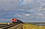 Wie lautet eine Weisheit: "Manchmal braucht es ein paar dunkle Wolken, um die Schönheit des Lichts zu erkennen." Im Abendlicht kommt 245 023 mit dem AS 1452 nach Westerland (Sylt) über den Hindenburgdamm gefahren.  (22.08.2026) <i>Foto: Joachim Bügel</i>