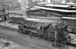 24 047 vom Bw Delmenhorst restauriert im Bw Oldenburg (Old) Hbf. Am 2. Oktober 1955 ging das Bw Delmenhorst von der BD Münster (Westf) an die BD Hannover über. Die Delmenhorster 24er wechselten kurzzeitig nach Oldenburg. Im Frühjahr 1956 wurden sie dann in Gronau und Rahden zusammengezogen. (1954) <i>Foto: Jürgen Hagemann</i>