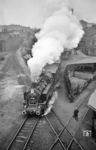 81 004 rangiert am Bw Oldenburg (Old) Hbf. Beachtenswert sind auch die beiden Gleiskreuzungen. 81 004 blieb nach ihrer Ausmusterung 1963 im Bw Oldenburg hinterstellt. Sie war für das Steamtown-Museum in Scranton, Pennsylvania (USA) vorgesehen, der Transport in die USA scheiterte aber an den hohen Frachtkosten. 1971 kam sie als Leihgabe zur DGEG nach Bochum-Dahlhausen und wurde um 1978 als Denkmallok an den Baumarkt Johann Siebels in Marienhafe verkauft. 1996 kam sie zum Hessencourrier nach Kassel-Wilhelmshöhe. (1954) <i>Foto: Jürgen Hagemann</i>