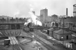 81 004, eine P 8 und die rangierende 81 005 im Bw Oldenburg (Old) Hbf. Die Geschichte der Eisenbahn in Oldenburg beginnt mit der Gründung der „Großherzoglich Oldenburgischen Staatseisenbahn“ (G.O.E) und der Eröffnung der Bahnlinie Oldenburg-Bremen am 15. Juli 1867. Mit dem stetig zunehmenden Streckenausbau im Oldenburger Land waren bis 1877 schon über 62 Lokomotiven im Einsatz. Die Stadt Oldenburg wuchs zu einem Zentrum der Bahn heran. Südlich des 1879 errichteten Bahnhofs entstand in der Bahnhofsstraße ein erstes Maschinenhaus. Ab 1890 wurden die Hauptwerkstätten errichtet, erst das Ausbesserungswerk, dann das Bahnbetriebswerk mit einem Ringlokschuppen und weitere Dienststellen. 1898 entstand neben dem Ringlokschuppen der hier zu sehende Rechteckschuppen. Er wurde 2009 abgerissen. Beide Schuppen des Bahnbetriebswerkes waren bis 1995 in Betrieb. Das Ausbesserungswerk schloss bereits 1983. Aktuell verfällt der Schuppen zunehmend und die Fläche davor liegt brach.  (1954) <i>Foto: Jürgen Hagemann</i>