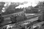 Hochbetrieb im Bw Oldenburg (Old) Hbf. Während die hier stationierte 38 2377 gerade gedreht wird, rauscht dahinter 81 005 mit einigen O-Wagen vorbei. Die in der Bildmitte stehende preußische T 13 sowie die P 8 ganz links konnten leider nicht identifiziert werden. (1954) <i>Foto: Jürgen Hagemann</i>