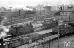Eine unerkannt gebliebene 92er mit 81 004 und 38 2377 im Bw Oldenburg (Old) Hbf. (1954) <i>Foto: Jürgen Hagemann</i>