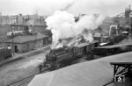 81 005 macht sich bei Rangierarbeiten zwischen Gaswerk und Bw Oldenburg (Old) Hbf nützlich. (1954) <i>Foto: Jürgen Hagemann</i>