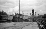 91 1132 (Bw Bremen Hbf) stellt eine Leerwagengarnitur in Bremen Hbf bereit. (1954) <i>Foto: Jürgen Hagemann</i>
